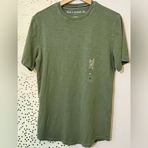 Sun + Stone Men’s Curved Hem T-Shirt in Cavalry Green, size XS